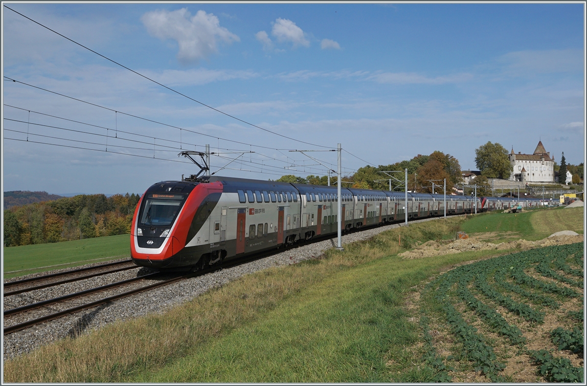 Fahrpläne und Wetterprognosen haben eines gemeinsam, sie stimmen nicht immer. Während bei erstem dies fast immer zu Verdruss führt, kann eine  falsche  Wetterprognosen durchaus erfreulich sein: statt bei  bewölkt mit einsetzendem Regen  konnte ich den IC1 714 von St.Gallen nach Genève Aéroport bei Oron bei windigem Sonnenschien fotografieren. Die beiden SBB  Twindexx  RABe 502 213-7 und RABDe 009-9 (Stadt St.Gallen) bilden den langen Zug.

Im Hintergrund ist das Schloss von Oron zu sehen und links im Bild eine Baustelle, welcher dieser Fotostelle künftig wohl kaum zum Vorteil gereichen wird. 

22. Okt. 2020
