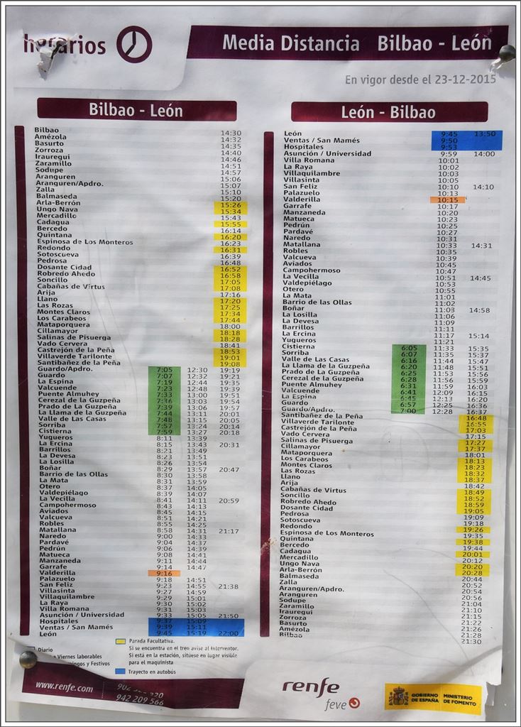 Fahrplanaushang in Cabañas de Virtus. 7 1/2 Std dauert die Fahrt zwischen Bilbao und León über 330km durch eine phantstische Landschaft. Um 17.08 Uhr und 18.49 Uhr könnte man hier die zwei Zugpaare sehen, aber fünf Stunden warten war dann für meine Mitreisenden dann doch etwas zuviel des Guten. (22.05.2016)