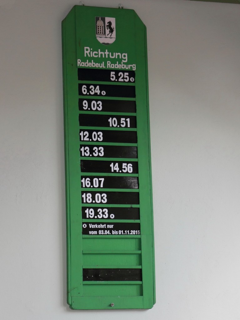 Fahrplanauskunft im Bahnhof Moritzburg gesehen am 19. Juni 2015