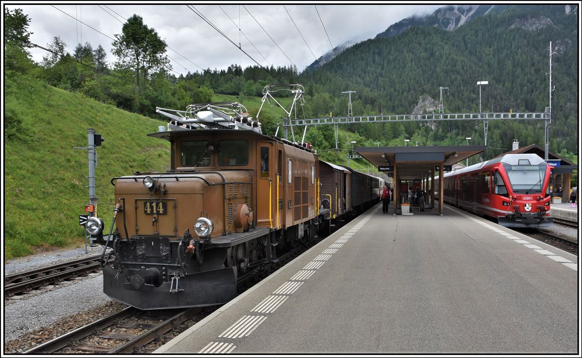 Fahrplanmässiger R1822 mit Ge 6/6 I 414 nach Davos Platz und IR1129 nach St.Moritz mit einem neuen Steuerwagen Ait 57801 am Zugschluss in Filisur. (16.06.2019)