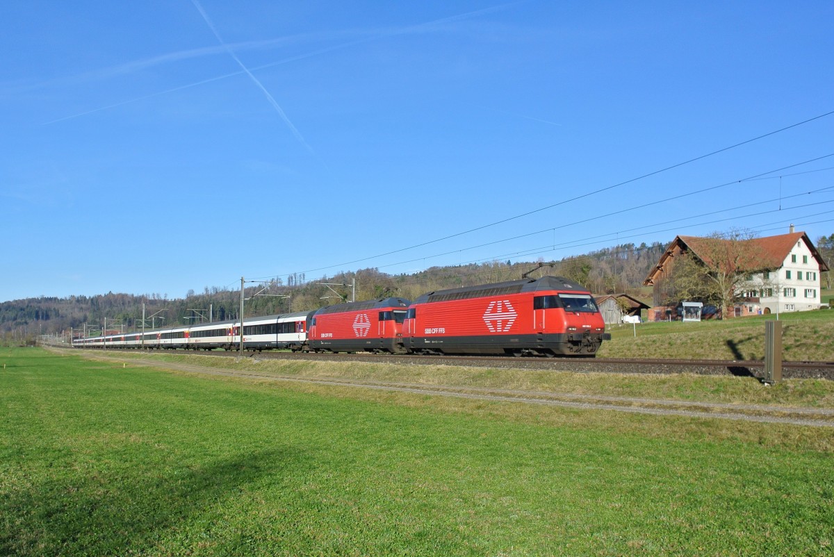 Fahrplanwechsel 2015/2016: Seit heute gibt es einen 3. Schnellzug pro Stunde zwischen Zrich und St. Gallen. Eingesetzt als Stammkomp wird eine 6-teilige IR Komp welche zeitweise noch mit weiteren Wagen verstrkt wird. Seit Jahren kommen nun zwischen Zrich und St. Gallen wieder regelmssig Lok- und Komp Zge zum Einsatz. Im Bild ist der IR 2263 bei Elgg. Der Zug wurde ausnahmsweise durch 2 Re 460 gezogen, nmlich die Re 460 038-3 und Re 460 001-1. Die beiden Re 460 und die vorderen 6 Wagen werden in St. Gallen fr motorisierte Module fr die IC 7xx nach Genf gebraucht, die hinteren 6 Wagen verkehren dann als IR wieder zurck, 13.12.2015.