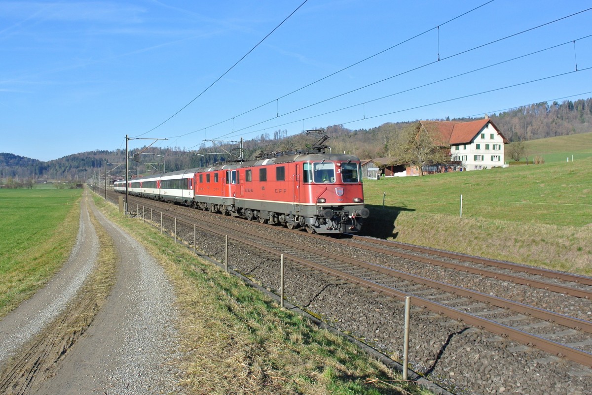 Fahrplanwechsel 2015/2016: Seit heute gibt es einen 3. Schnellzug pro Stunde zwischen Zrich und St. Gallen. Eingesetzt als Stammkomp wird eine 6-teilige IR Komp welche zeitweise noch mit weiteren Wagen verstrkt wird. Seit Jahren kommen nun zwischen Zrich und St. Gallen wieder regelmssig Lok- und Komp Zge zum Einsatz. Der IR 2265 wurde ausnahmsweise durch 2 BoBo's von 2 versch. Divisionen gezogen; Re 4/4 II 11243 (gehrt der Division Cargo und hat ETCS, fr diesen Fahrplan wurden einige Cargo Re 4/4 II von der Division Personenverkehr angemietet und mit der UIC 18-pol Leitung ausgerstet. Die Cargo Loks werden v. a. zwischen Basel-Zrich-St. Gallen eingesetzt) und Re 4/4 II 11135 (Division P, 1. Serie Maschine) mit 6 Wagen bei Elgg, 13.12.2015.