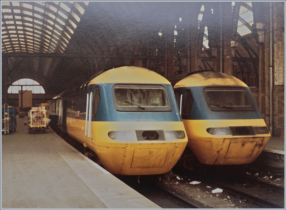 Fahrplanwechsel nicht nur hier sondern auch im Mutterland der Eisenbahn; dort fuhr heute der letzte HST 125 Class 43 Planzug auf der Ostküsten Strecke im Fernverkehr Schottland London. Ein Grund, etwas im Archiv zu stöbern, wo ich dieses alte Bild vom Sommer 1984 fand: In London Kings Cross stehen zwei British Rail BR HST 125 Class 43 Züge und warten allem Anschein nach auf ihre Abfahrt. 

19. Juni 1984