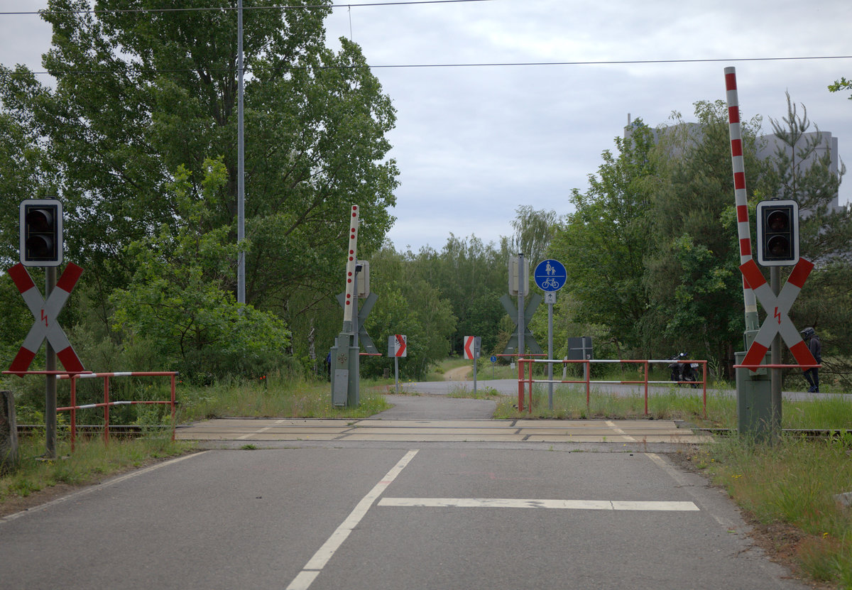 Fahrrad BÜ bie Schwarze Pumpe, kurz hinter Trattendorf, hier überquert man eine Industriebahn. 31.05.2020 13:20 Uhr.