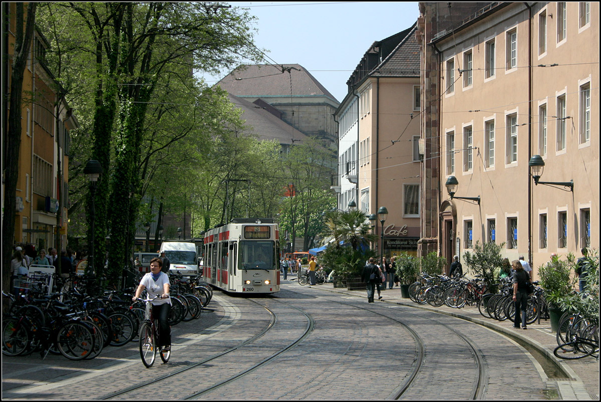 Fahrrad- und Straßenbahnverkehr -

... in der Freiburger Innenstadt, hier in der Bertoldstraße an der alten Universität (Gebäude rechts). 

11.05.2006 (M)