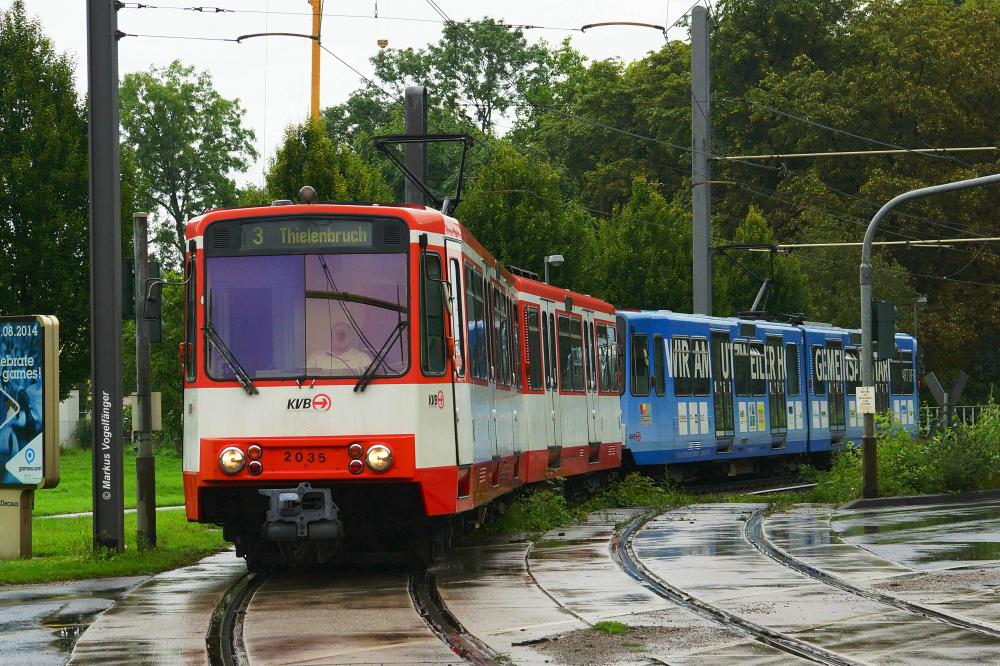 Fahrschulwagen 2035 durfte heute auf der Linie 3 seinen Dienst absolvieren. Hier zu sehen auf dem Bahnübergang Militärring in Bocklemünd am 15.08.2014.