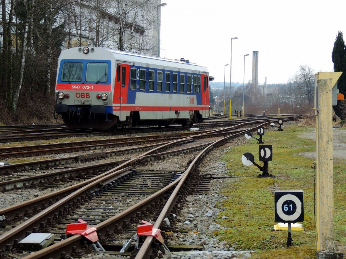 Fahrstraße gestellt für 5047 073-1 als R5977, bei der Einfahrt in Bhf. Ried; 150225