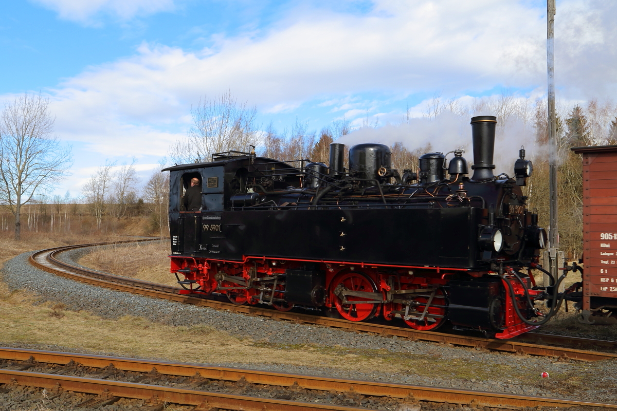 Fahrt von 99 5901 mit IG HSB-Sonder-PmG am Mittag des 26.02.2017 durch die Stieger Wendeschleife. (Bild 1) Hier fährt der Zug gerade in die Schleife ein, welche 1983/84 für den Kohletransport per Rollwagen von Nordhausen ins, ebenfalls neu errichtete, Heizwerk Silberhütte angelegt wurde und die kleinste Bahnwendeschleife Europas ist.