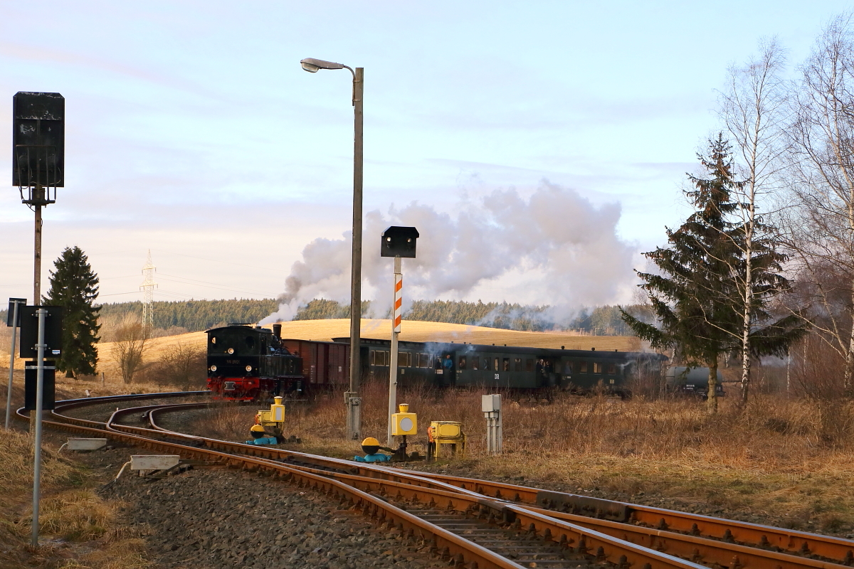 Fahrt von 99 5901 mit IG HSB-Sonder-PmG am Mittag des 26.02.2017 durch die Stieger Wendeschleife. (Bild 3) Der Zug hat hier bereits die Schleife fast durchfahren. Fotos vom hinteren Bereich der Bahnanlage sind, aufgrund des mittlerweile sehr dichten Bewuchses, nicht mehr sinnvoll.