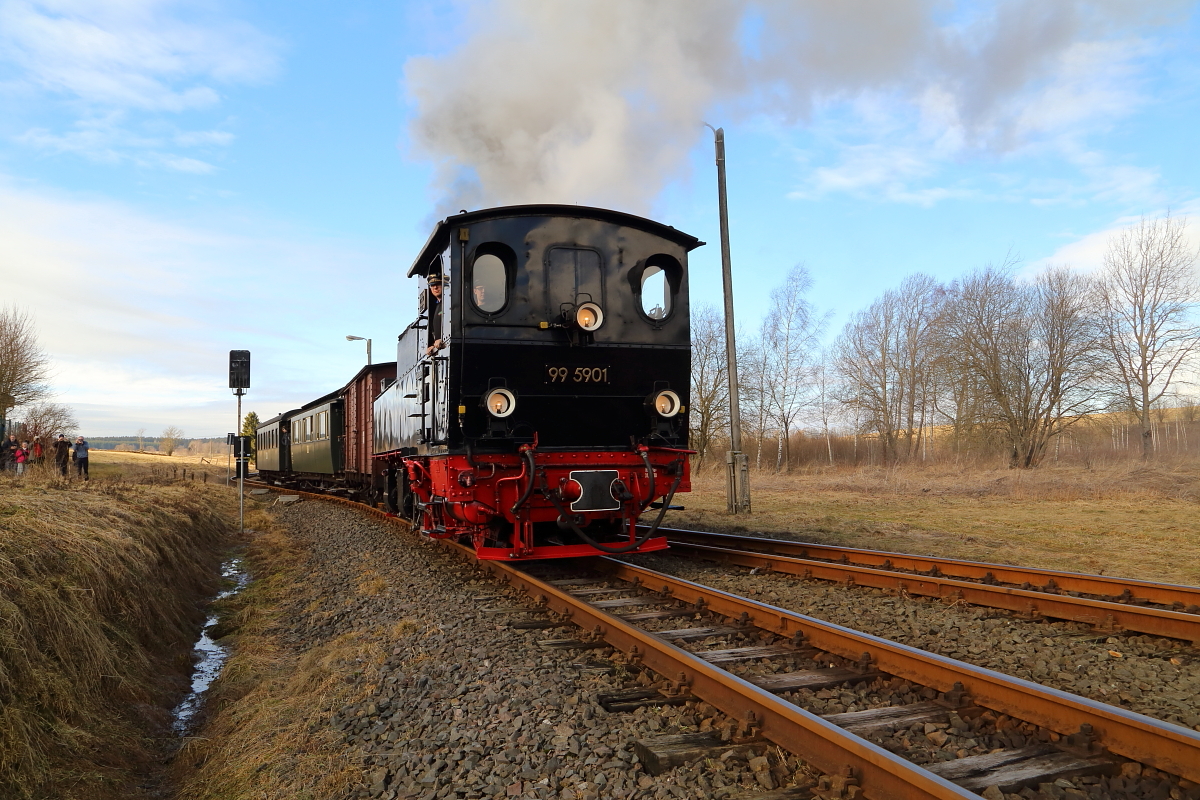 Fahrt von 99 5901 mit IG HSB-Sonder-PmG am Mittag des 26.02.2017 durch die Stieger Wendeschleife. (Bild 6) Nach erfolgter Passage der Schleife, fährt der Zug nun wieder in den Bahnhof ein, um kurz darauf seine Fahrt nach Quedlinburg fortzusetzen.