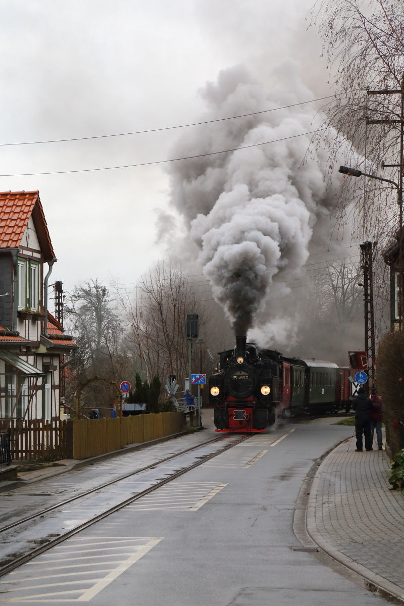 Fahrt von 99 5901 mit IG HSB-Sonderzug am 05.02.2016 durch die Kirchstraße in Wernigerode-Hasserode. (Bild 1)