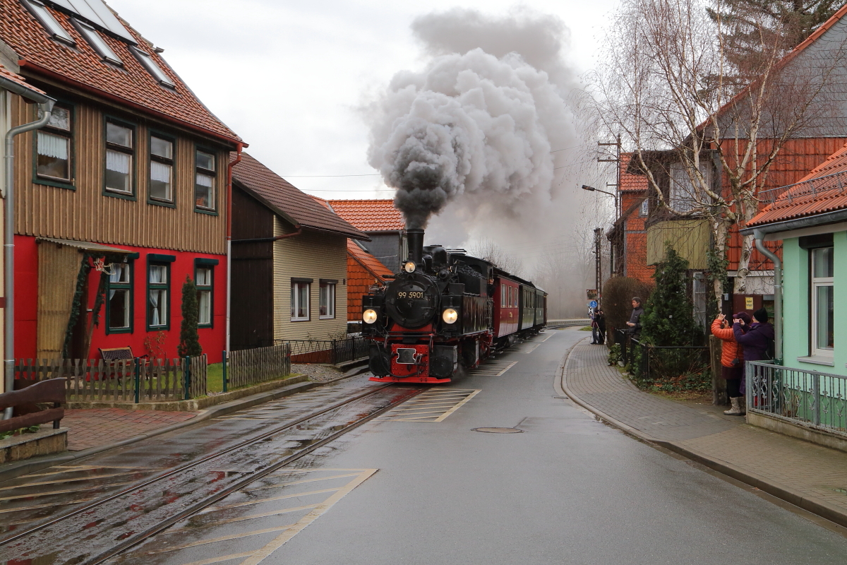 Fahrt von 99 5901 mit IG HSB-Sonderzug am 05.02.2016 durch die Kirchstraße in Wernigerode-Hasserode. (Bild 2)