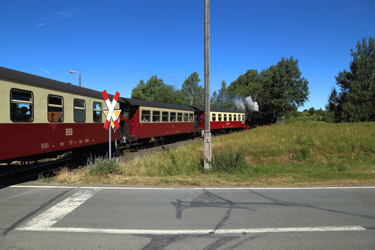 Fahrt von 99 5906 mit IG HSB-Jubiläumssonderzug, anläßlich ihres 100-sten Geburtstages und des 130-jährigen Bestehens des Streckenabschnittes Mägdesprung - Harzgerode, am 07.07.2018 bei der Durchfahrt der Stieger Wendeschleife. (Bild 1)