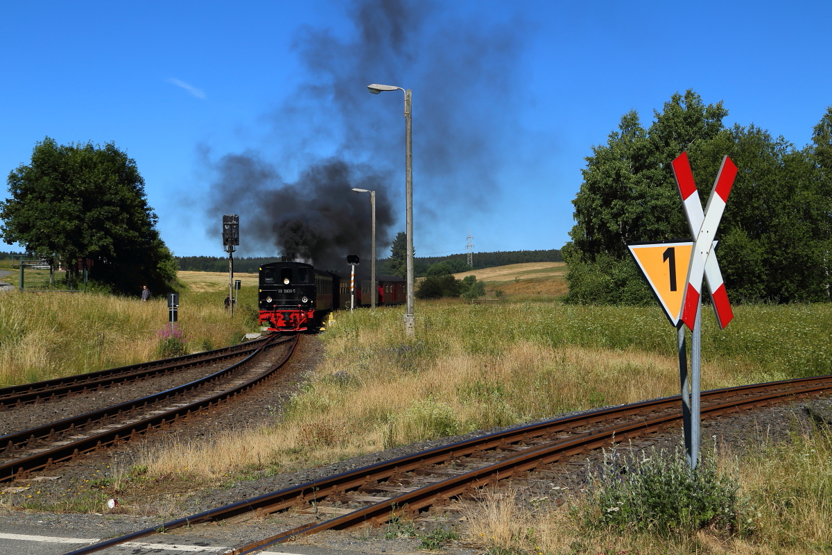 Fahrt von 99 5906 mit IG HSB-Jubiläumssonderzug, anläßlich ihres 100-sten Geburtstages und des 130-jährigen Bestehens des Streckenabschnittes Mägdesprung - Harzgerode, am 07.07.2018 bei der Durchfahrt der Stieger Wendeschleife. (Bild 3) Wie man an der schwarzen Rauchfahne sehen kann, hat der Heizer für die bevorstehende Weiterfahrt nach Alexisbad bereits ein paar Schippen Kohle aufgelegt!