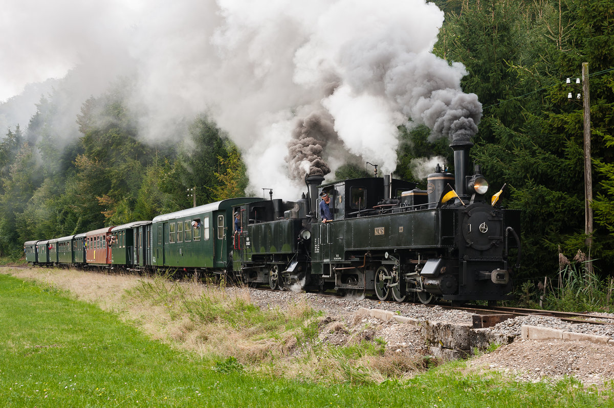Fahrt des Kaiserzug-Vereins mit der Steyrtalbahn - Lok 298.106  Klaus  wurde mit der Fahne des Österreichischen Kaisertums beflaggt