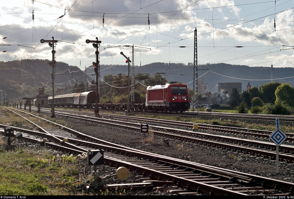 Fahrt frei für einen gemischten Gz mit 187 163-1 im Bahnhof Bleicherode Ost auf Gleis 2 Richtung Wolkramshausen.
Aufgenommen im Gegenlicht.

🧰 DB Cargo
🚩 Bahnstrecke Halle–Hann. Münden (KBS 600)
🕓 11.10.2020 | 16:50 Uhr