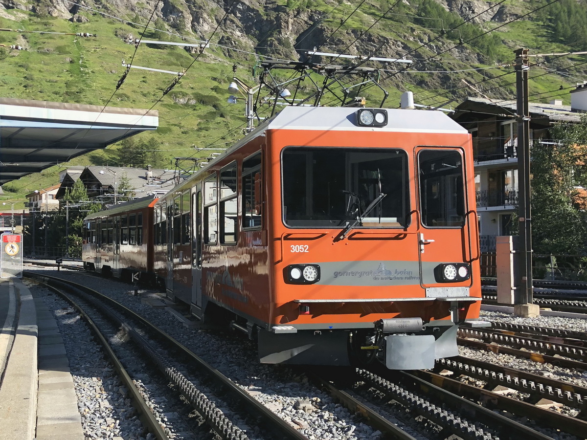 Fahrt Gronergratbahn 3052 in den Bahnhof Zermatt der Gronergratbahn am 28. Juni 2018.