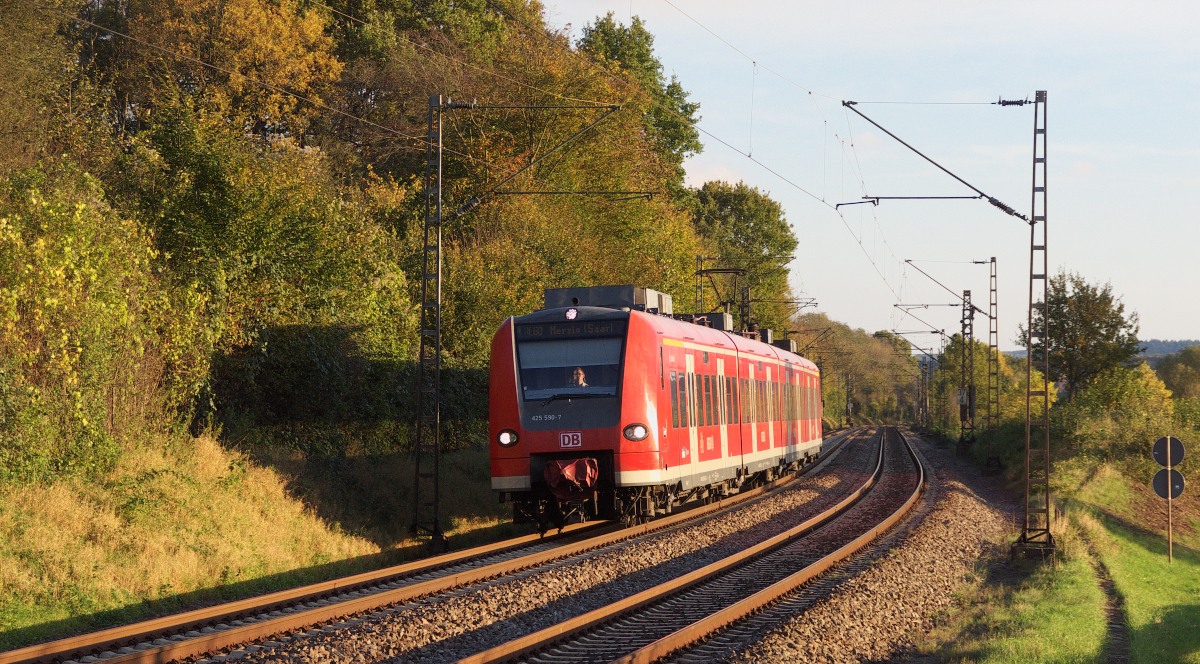 Fahrt in die herbstliche Abendsonne - Pünktlich unterwegs ist 425 090 als RE 12154 von Kaiserslautern nach Merzig. Noch 1,5 Km sind es bis zum Ziel in Merzig Saar.
Während der Autolärm an der nah gelegenen Straße (ehemalige B51) schon nervt, ist der  Quietschie  fast lautlos an uns vorbei gehuscht! Bahnstrecke 3230 Saarbrücken - Karthaus am 26.10.2014