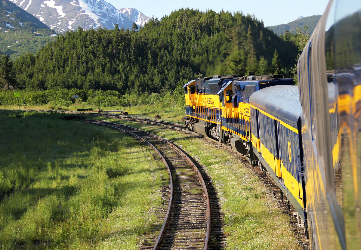 Fahrt mit dem 'Coastal Classic' von Anchorage nach Seward durch Alaskas wundersch�ne Landschaft. Das Foto wurde von der offenen Plattform im Oberdeck des Dome Cars gemacht. Anchorage - Seward, 26.7.2012