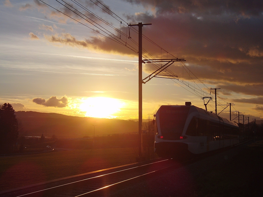 Fahrt Richtung untergehende Sonne - R 25865 von Konstanz kommend hat am 06.12.2013 gerade die Station Kehlhof passiert und fhrt hinab in das Thurtal dem Zielbahnhof Weinfelden entgegen.