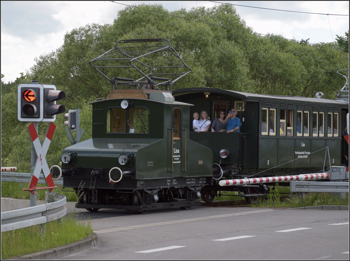 Fahrtag der Trossinger Eisenbahn am Pfingstmarkt 2022.

Am Zugschluss Lok 'Lina' beim Gewerbegebiet Mittelhardt Ost. Deißlingen, Juni 2022.