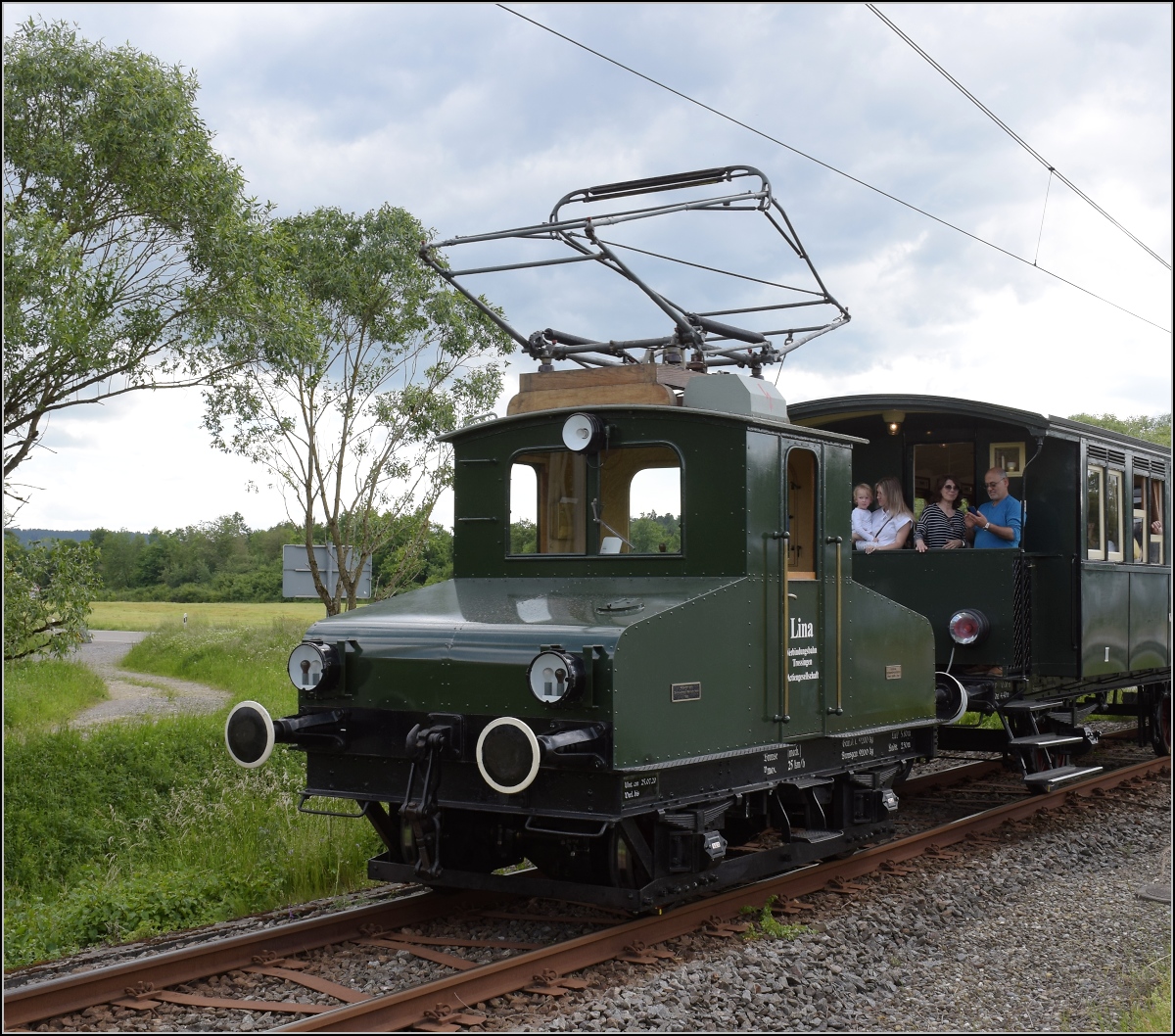 Fahrtag der Trossinger Eisenbahn am Pfingstmarkt 2022.

Am Zugschluss Lok 'Lina' beim Gewerbegebiet Mittelhardt Ost. Deißlingen, Juni 2022.