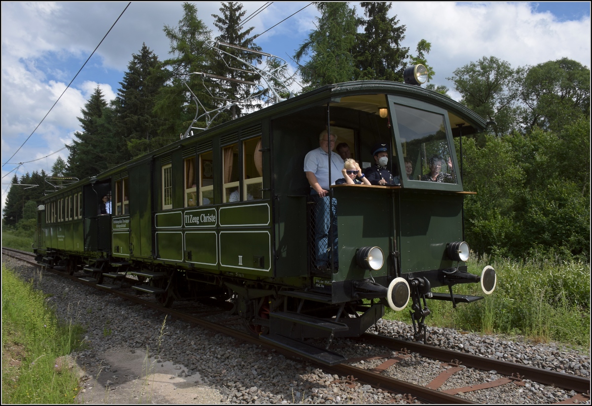 Fahrtag der Trossinger Eisenbahn am Pfingstmarkt 2022.

Der historische Zug mit Triebwagen 'Zeug Christe' voraus beim Römersträßle. Trossingen, Juni 2022.