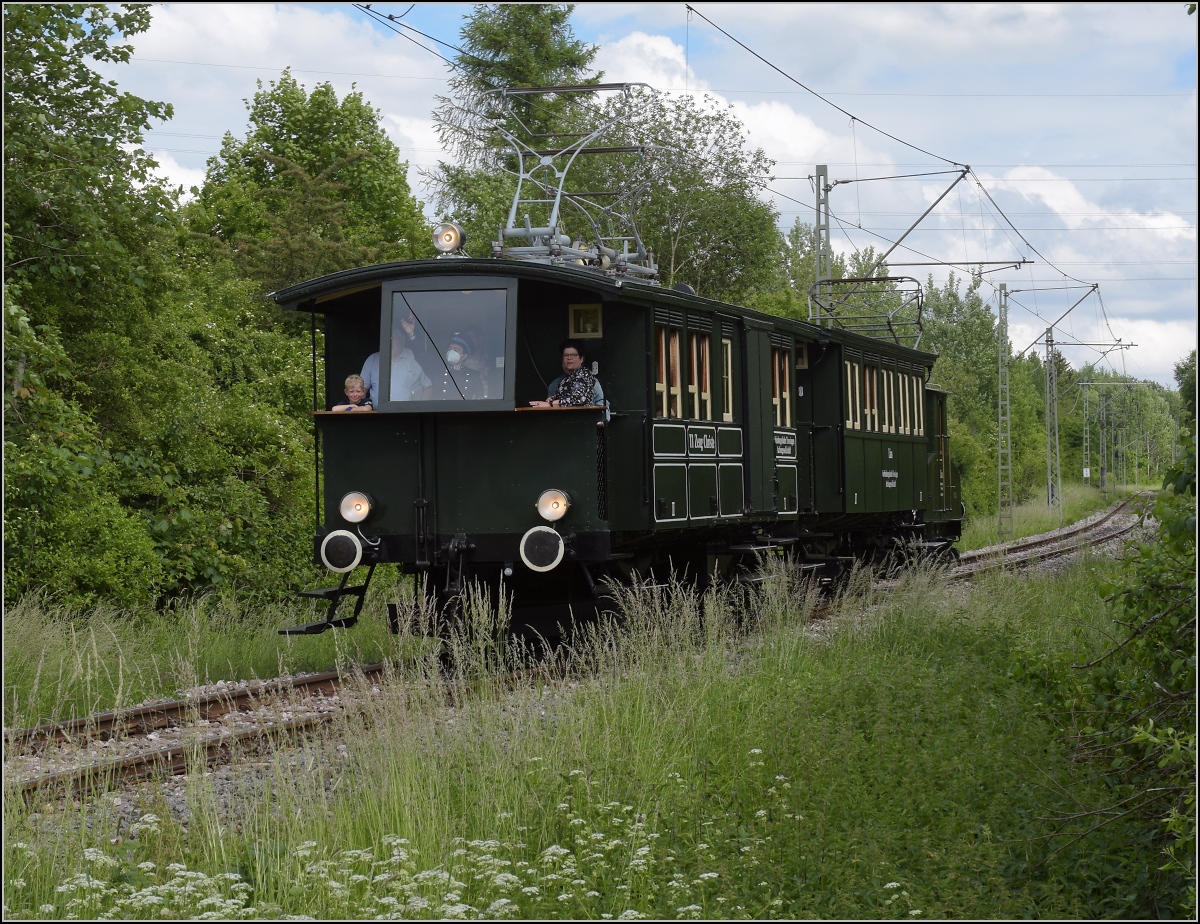 Fahrtag der Trossinger Eisenbahn am Pfingstmarkt 2022.

Der historische Zug mit Triebwagen 'Zeug Christe' voraus beim Bahnübergang auf halber Strecke. Trossingen, Juni 2022.