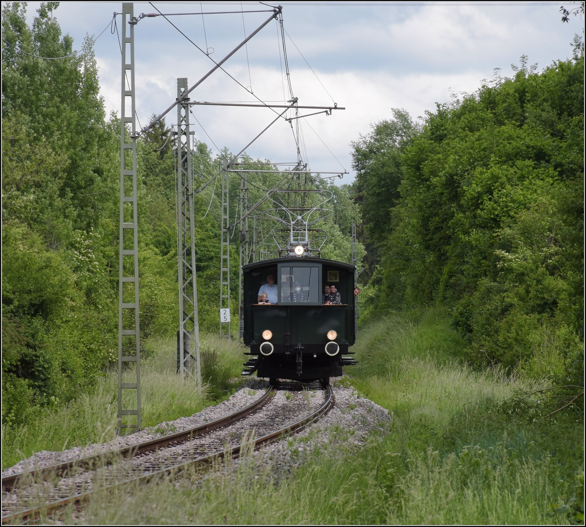Fahrtag der Trossinger Eisenbahn am Pfingstmarkt 2022.

Der historische Zug mit Triebwagen 'Zeug Christe' voraus beim Bahnübergang auf halber Strecke. Trossingen, Juni 2022.