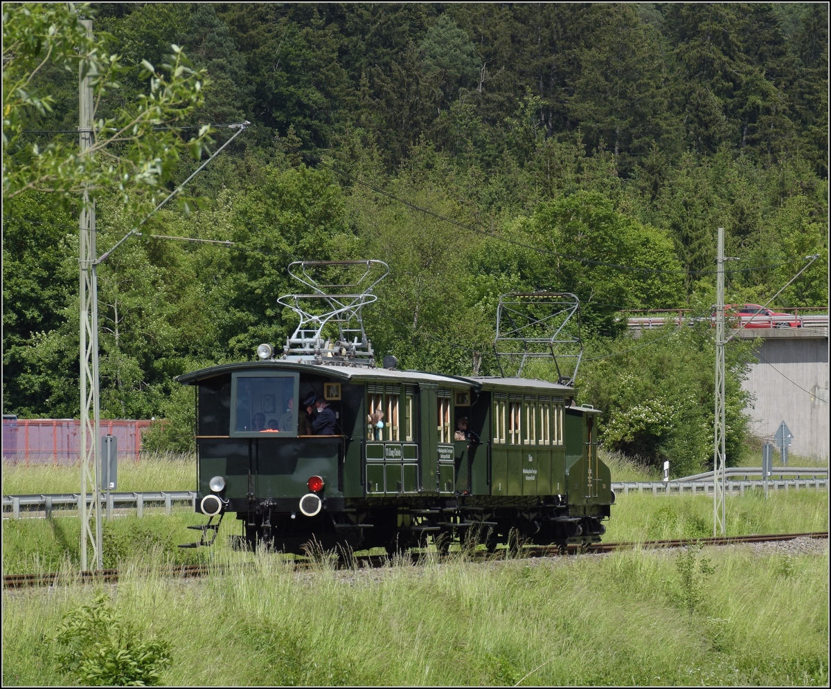 Fahrtag der Trossinger Eisenbahn am Pfingstmarkt 2022.

Am Zugschluss Triebwagen 'Zeug Christe' beim Gewerbegebiet Mittelhardt Ost. Deißlingen, Juni 2022.