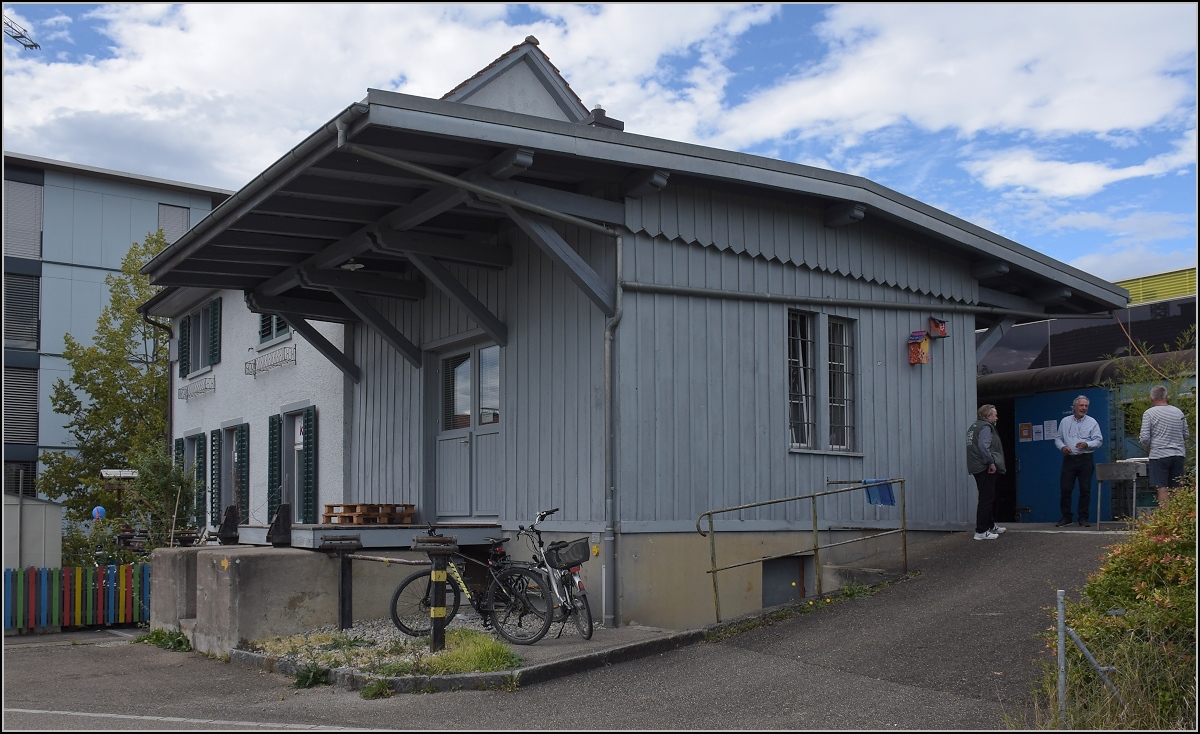 Fahrtag Wolfhuuser Bahn, die akut existenzbedrohte Museumsbahn.

Bahnhof Wolfhausen mit ungewöhnlicher Architektur. Oktober 2021. 