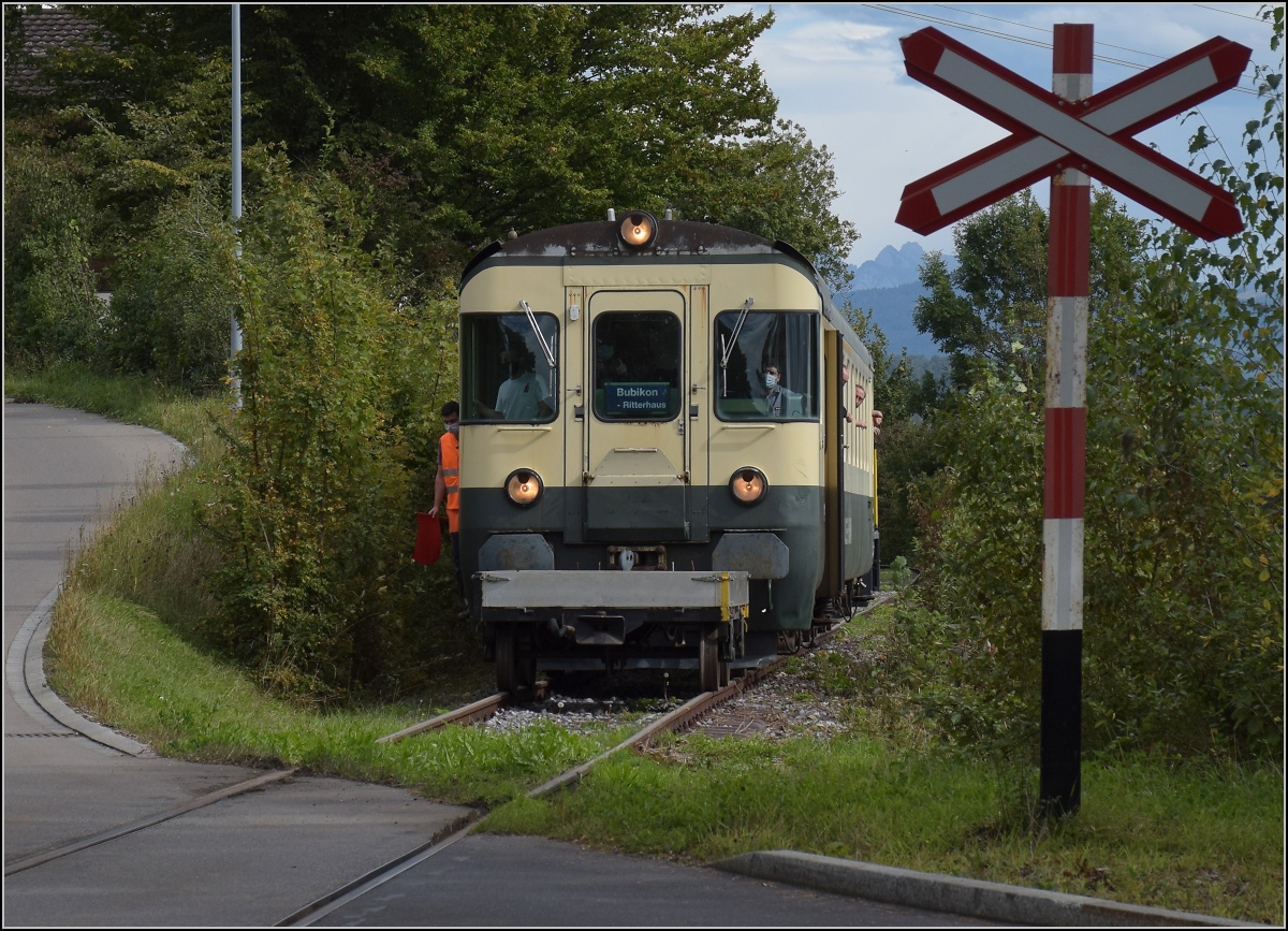 Fahrtag Wolfhuuser Bahn, die akut existenzbedrohte Museumsbahn.

Passage des Bahnübergangs am Ortsende Wolfhausen, vorne der ABt der IG Stammgleis Wolfhausen–Bubikon. Oktober 2021.