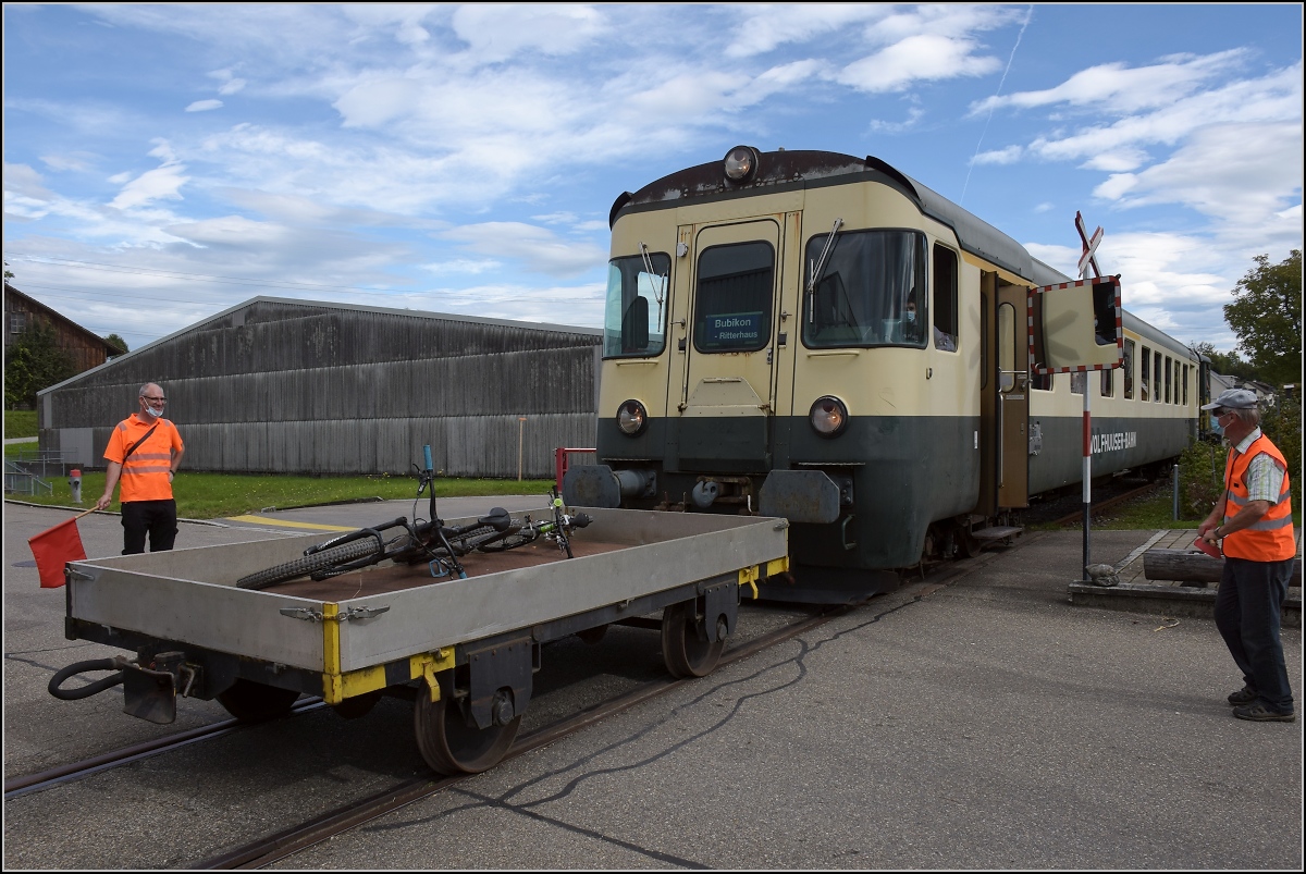 Fahrtag Wolfhuuser Bahn, die akut existenzbedrohte Museumsbahn.

In Wolfhausen kurz vor dem Bahnhof zeigt sich, diese Bahn war die letzten Jahre ein Mehrfach-Industrieanschluss. Hier wird durchs Firmengelände gefahren. Die Bahn ist ein Rest der einstigen Uerikon-Bauma-Bahn (UeBB), die vor allem durch den letzten überlebenden Kitteldampftriebwagen von sich reden macht. Während der Streckenabschnitt Hinwil-Bauma gesichert durch den DVZO und die ST betrieben werden, ist der Rest der Strecke weitgehend abgebaut. Ein seit 2014 abgehängtes Industriegleis ist der Abschnitt Wolfhausen - Bubikon. Dort zum Trotz wurden diese drei Fahrzeuge Tm 2/2 111 von Stadler, ein EW I-ABt und dieser  Beistellwagen  und zwei Güterwagen eingeschlossen.

Leider gibt es aber momentan Alarmstufe rot. Die Gemeinde Bubikon scheint genauso bahnfeindlich zu sein, wie die typische deutsche Nebenbahnnanlieger-Gemeinde. Gewerbebetriebe und Privatleute sind scharf auf die Immobilie und die Gemeinde sieht offenbar nur die Stutzli aus dem Immobiliengeschäft. So ist dieser Bahnrest akut bestandsgefährdet. Wollen wir hoffen, dass dies nicht der letzte Fahrtag der Wolfhuuser Bahn war.

Oktober 2021.