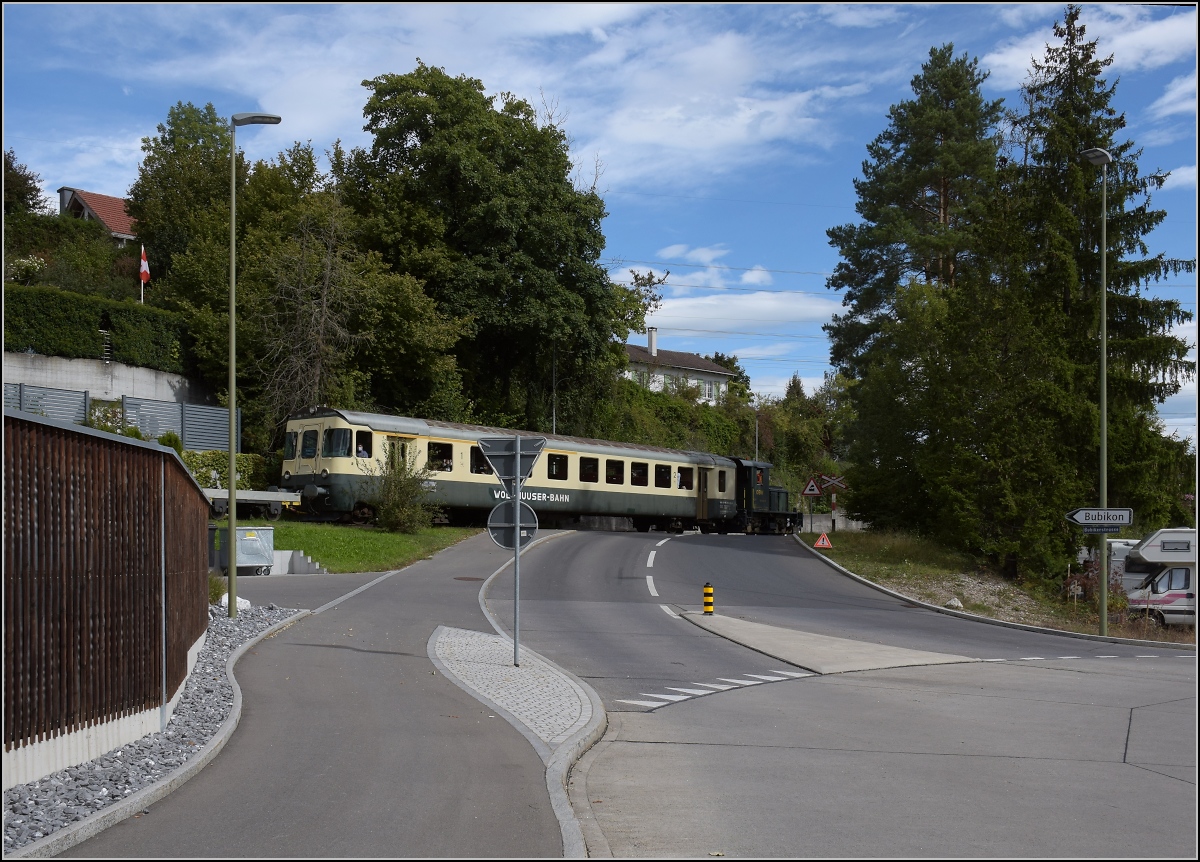 Fahrtag Wolfhuuser Bahn, die akut existenzbedrohte Museumsbahn.

Da ist auf dem Bahnübergang mit den historischen Andreaskreuzen doch noch was los. Oktober 2021.