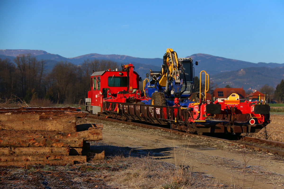 Fahrten auf der ehemaligen Sulmtalbahn sind leider sehr Rar , so kommt es mir sehr gelegen das DM 100.1 in Gasselsdorf abgestellt auf weitere Arbeit wartet. 30.11.2016