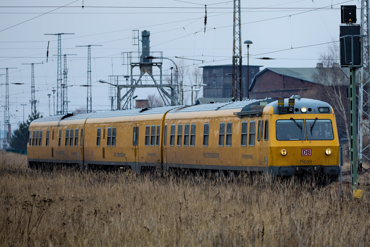 Fahrwegmessfahrzeug von Netzinstandhaltung wartet in Pasewalk auf die Ausfahrt in Richtung Stettin. - 12.02.2017