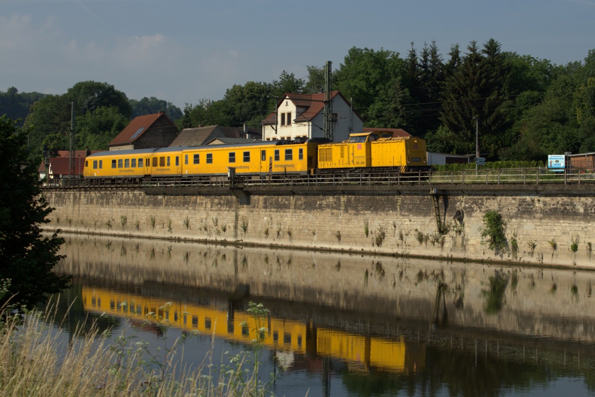 Fahrwegmessung und Netzinstandsetzung der DB mit der ziehenden 203 308-2 in gelb auf dem Weg nach Naumburg passiert am 30.06.2015 meine Fotostelle an der Saale in Bad Kösen.