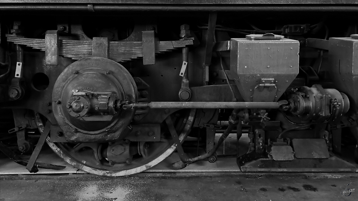 Fahrwerksdetail der 1936 gebauten Elektrolokomotive E 18 08 Anfang Juni 2019 im Europahaus des Bahnparkes in Augsburg.