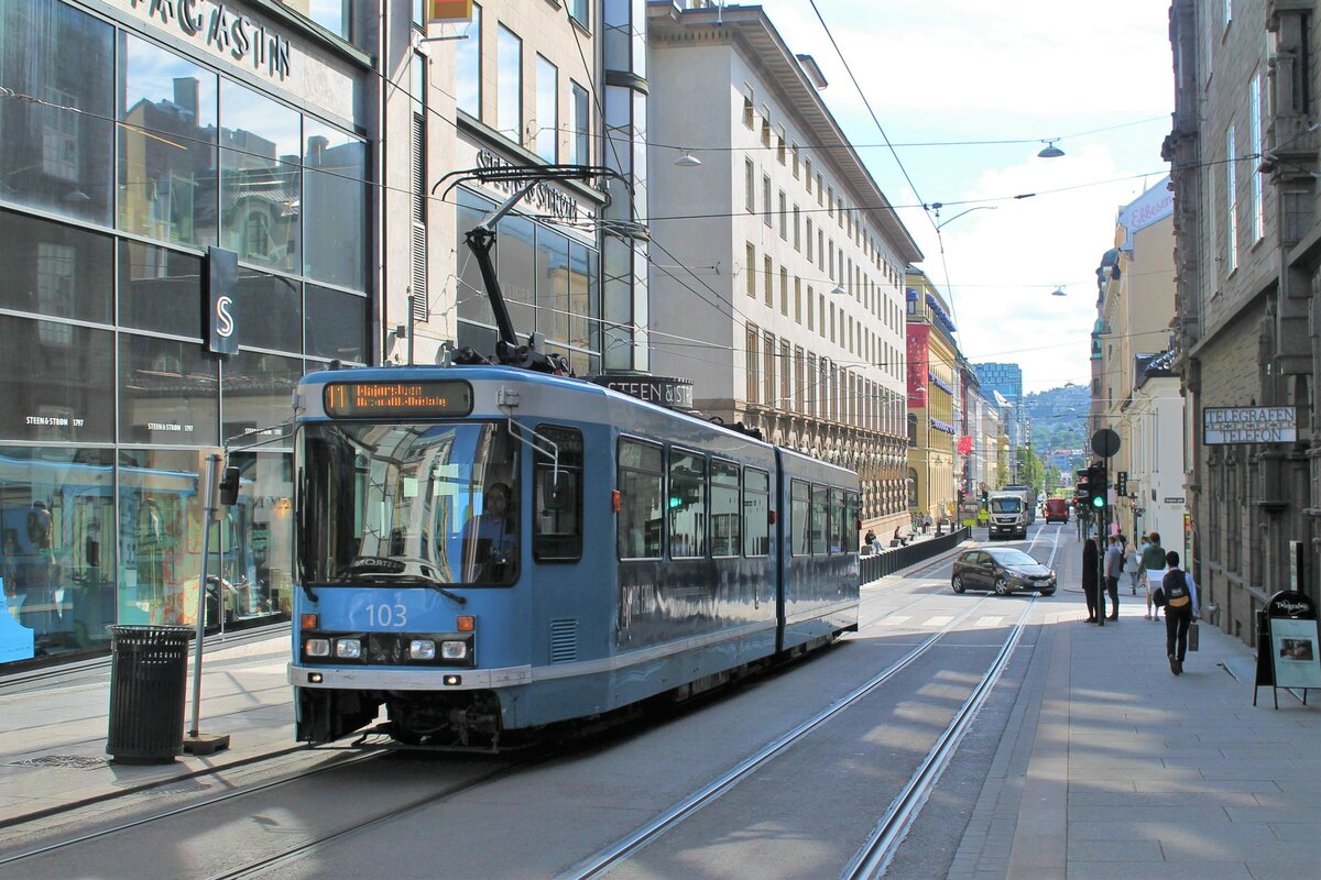 Fahrzeug 103 vom Typ Duewag/ABB Strømmen SL-79/I, als Fahrzeug der ersten Serie bei Duewag in Düsseldorf gebaut, am 23.8.2022 auf der Linie 11 in der Prinsens Gate