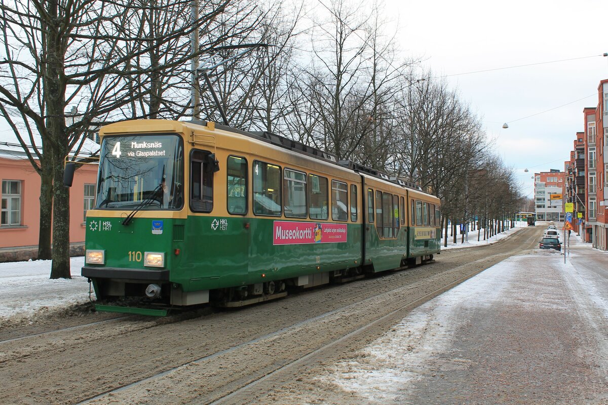 Fahrzeug 110 der HKL/HST vom Typ Valmet MLNRV 2 auf der Linie 4 (Munkkiniemi/Munksnäs-Katajanokka/Skatudden) am 31.12.2021 an der Haltestelle Ulkoministeriö (Utrikesministeriet) im Stadtteil Katajanokka