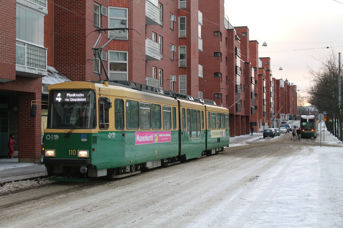 Fahrzeug 110 der HKL/HST vom Typ Valmet MLNRV 2 auf der Linie 4 (Munkkiniemi/Munksnäs-Katajanokka/Skatudden) am 31.12.2021 an der östlichen Endhaltestelle Merisotilaantori (Flottisttorget) im Bereich der Wendeschleife im Stadtteil Katajanokka.