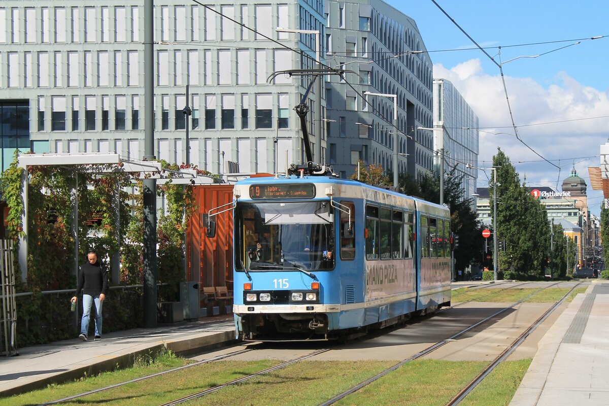 Fahrzeug 115 vom Typ Duewag/ABB Strømmen SL-79/I (gebaut bei ABB Strømmen) am 23.8.2022 an der Haltestelle Bjørvika auf der Linie 19