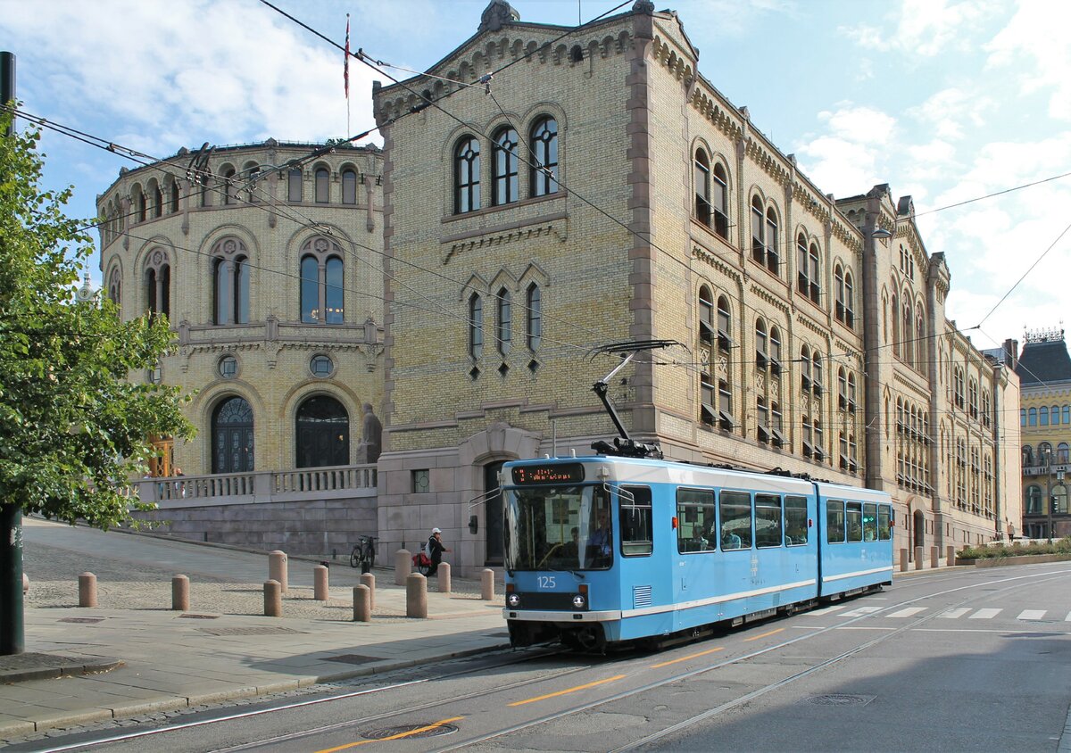 Fahrzeug 125, somit das letzte der ersten Serie vom Typ Duewag/ABB Strømmen SL-79/I, hergestellt von ABB Strømmen, am 24.8.2022 vor dem Stortinget, dem norwegischen Parlament. 