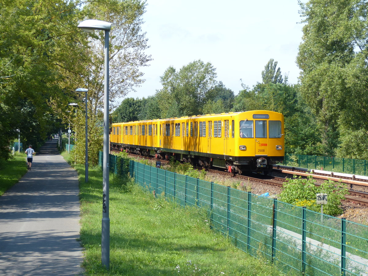 Fahrzeug 2508, Baujahr 1974, ist ein wahrer Oldtimer. Im Jahre 2013 modernisiert, wird die BVG noch lange auf ihn zurückgreifen müssen. Neue Großraumprofilzüge sind kurzfristig nicht in Sicht, vielmehr werden auf der U5 bald neue Kleinprofil-Züge verkehren, die mit Trittleisten  verbreitert  werden. 17.8.2017, zwischen Tierpark und Biesdorf-Süd