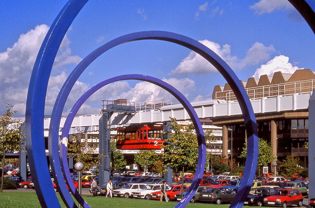 Fahrzeug 302 der H-Bahn Dortmund an der Endstelle Campus Nord, 11.10.1988.