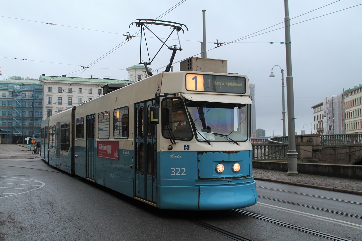 Fahrzeug 322  Beda  der Västtrafik Göteborg vom Typ ASEA/ABB M31 am 31.12.2022 in der Södra Hamngatan auf der Linie 1 (Tynnered ↔ Östra Sjukhuset)
