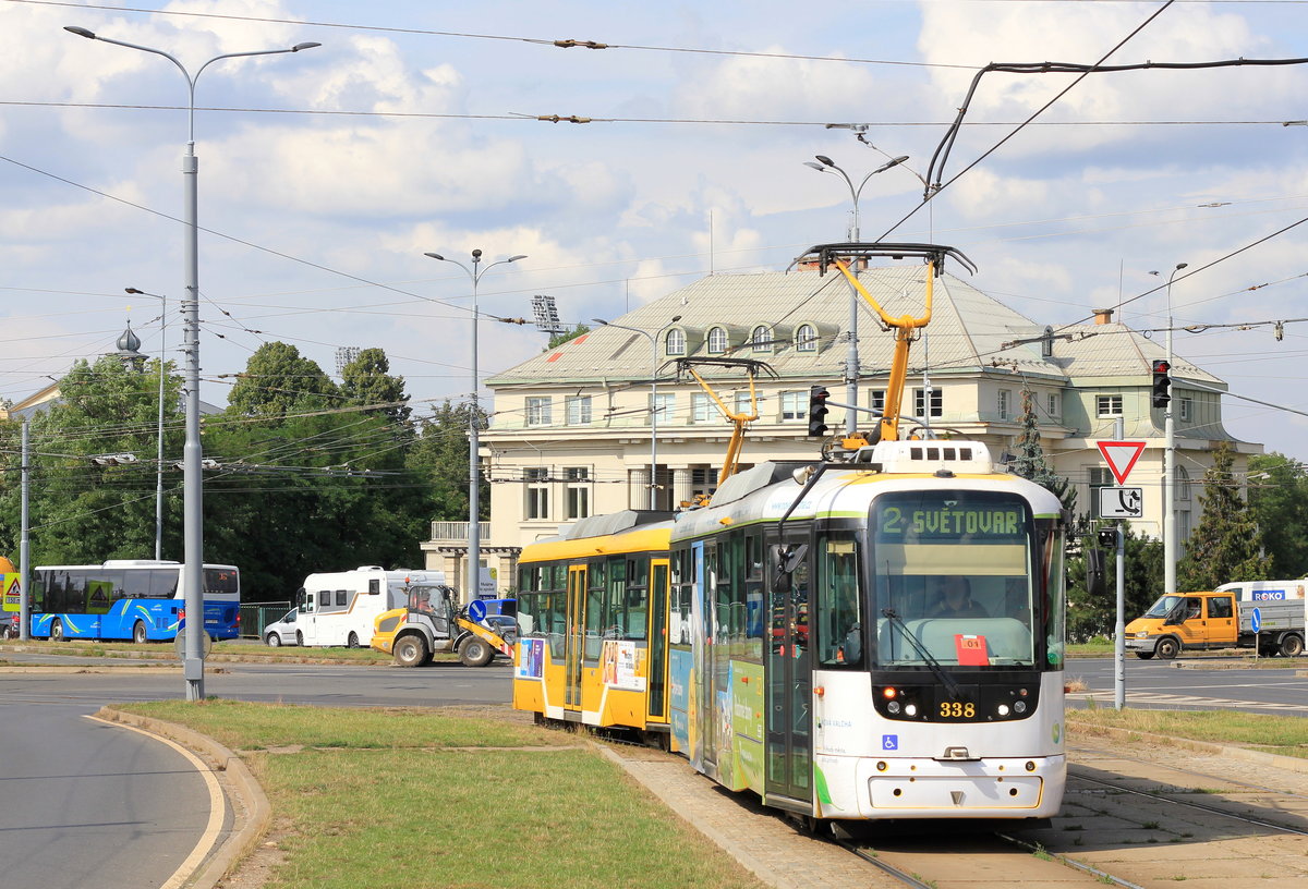 Fahrzeug 338 mit weiterem Brudertriebwagen auf der Linie 2 Skvrňany–Světovar beim Erreichen der Haltestelle Hlavní nádražy am 14.08.2020.