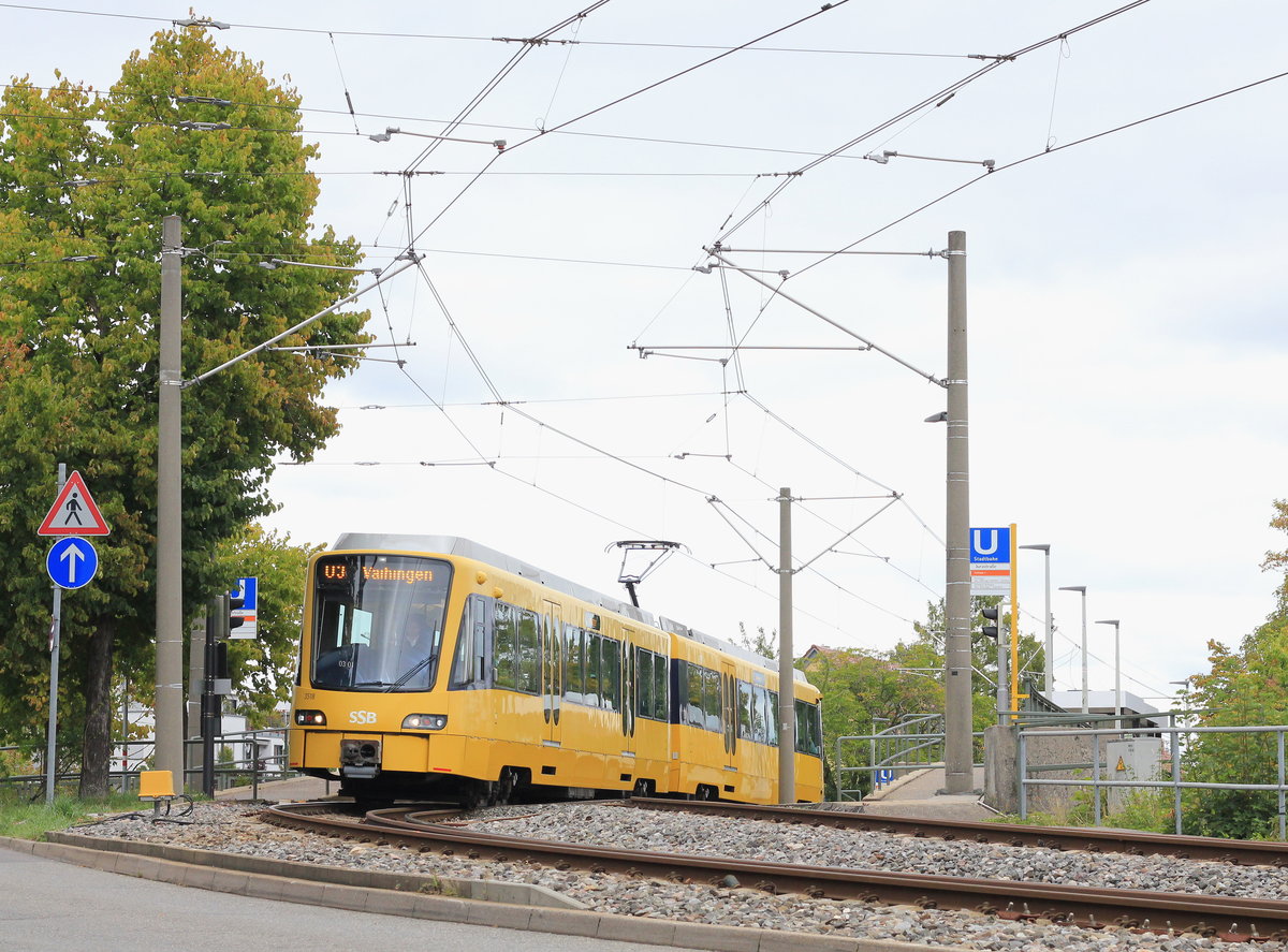 Fahrzeug 3518 als U3 Plieningen-Vaihingen am 27.09.2020 bei der Ausfahrt aus der Haltestelle Jurastraße. 