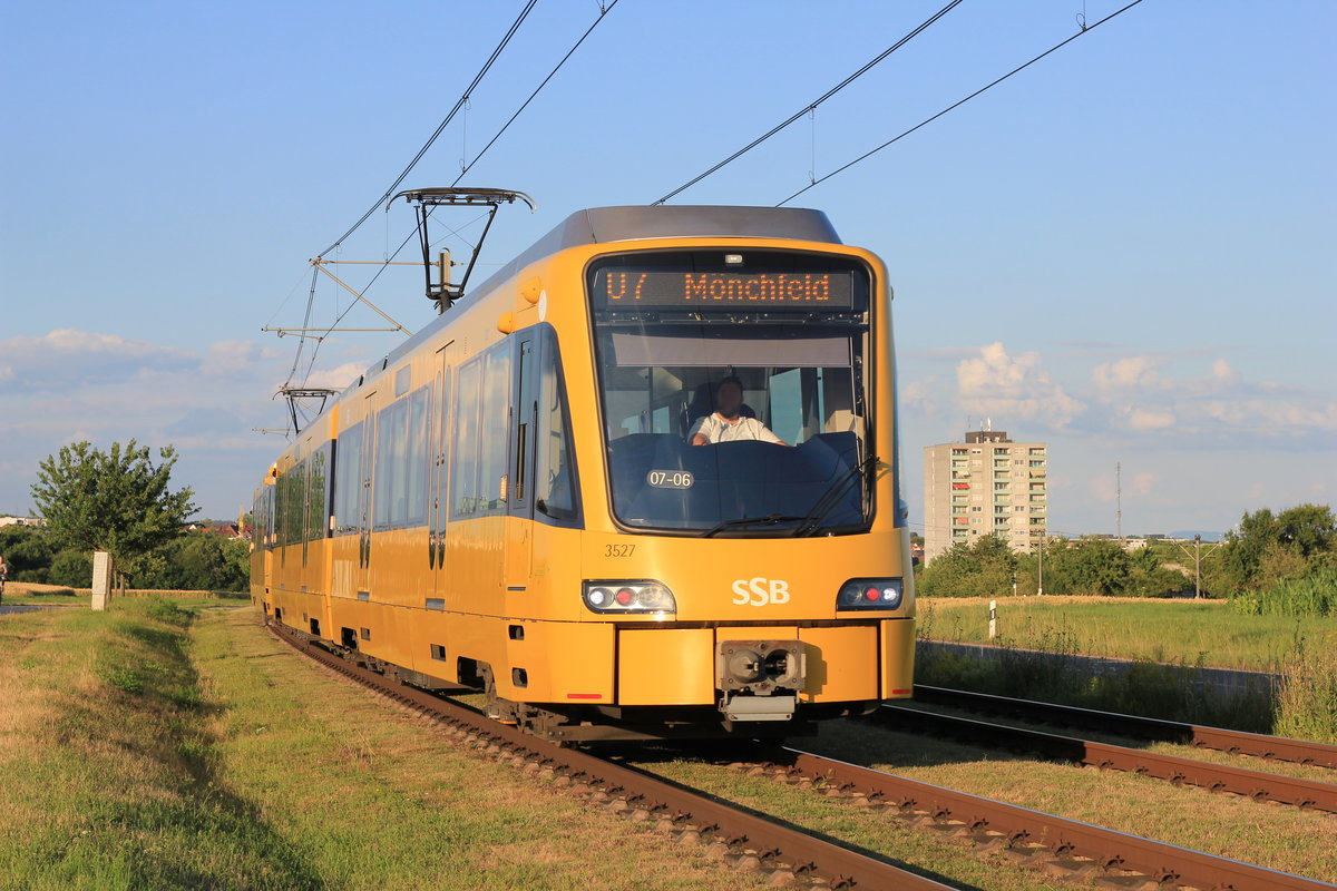 Fahrzeug 3527 (DT 8.12) als U7 Ostfildern-Mönchfeld zwischen den Stationen Technische Akademie und Scharnhauser Park am 03.07.2017. 