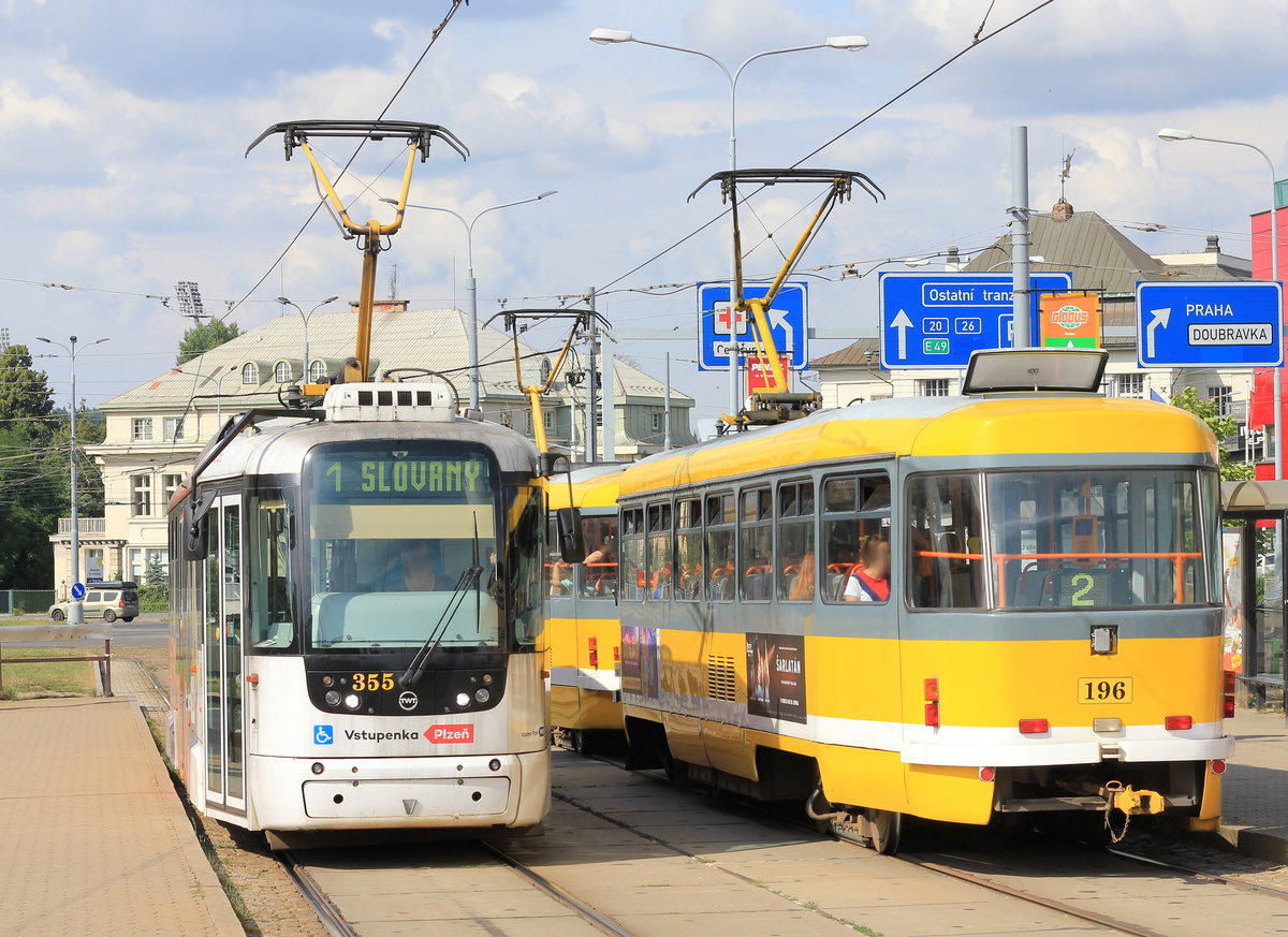 Fahrzeug 355 (Typ Vario LF) auf der Linie 1 Bolevec–Slovany in beim Verlassen der Haltestelle Hlavní nádraží. 